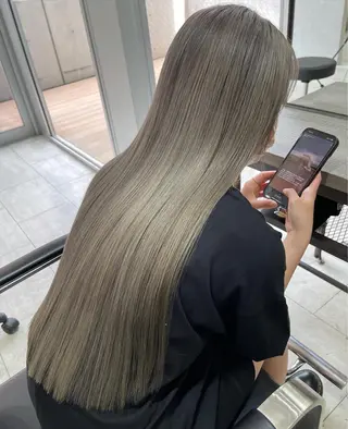ロング カラー Kvell&Co.所属・ハイトーン カラーのヘアスタイル