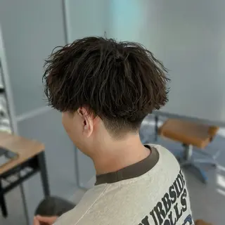 ミディアム パーマ メンズ フェザー/ゆるふわ パーマ/鐘ヶ江 航青のヘアスタイル