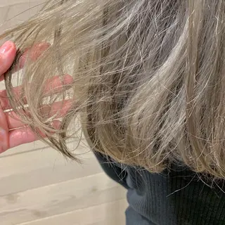 ロング カラー クワハラ イオリのヘアスタイル