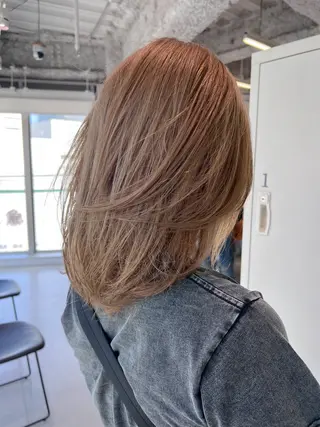 セミロング カラー 艶ハイトーン🔆 ️️️安座間 希のヘアスタイル