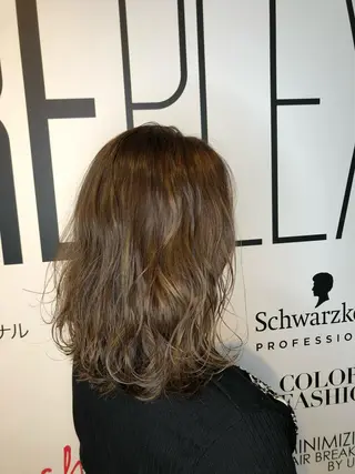 ミディアム カラー 宮下 愛璃紗のヘアスタイル
