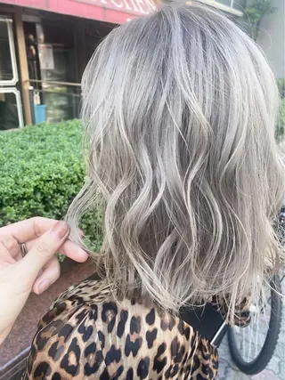 ミディアム ハイトーンカラー🍑 心斎橋のヘアスタイル
