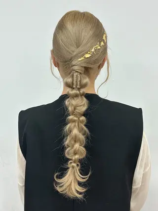 ロング ヘアアレンジ rebloom所属・山之内匠/艶カラー/ ハイトーン/ブリーチのヘアスタイル