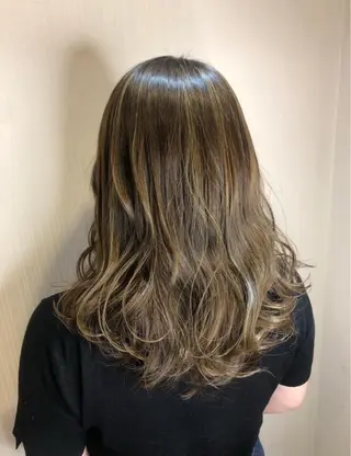 ミディアム カラー 新井 友菜のヘアスタイル