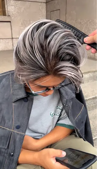 カラー メンズ Mika XELVEのヘアスタイル