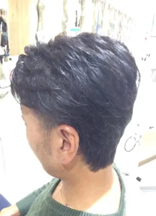 ショート パーマ メンズ 松吉 純平のヘアスタイル