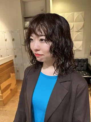 ミディアム パーマ 塩澤 榛奈のヘアスタイル