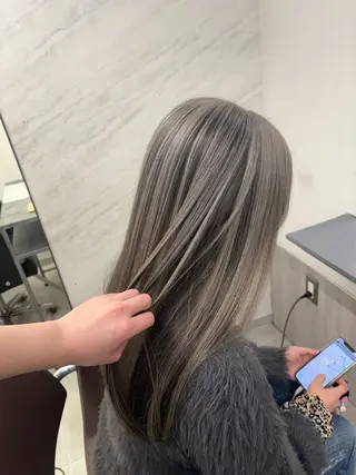 ロング カラー ダメージレスブリーチ デザイン．咲良のヘアスタイル