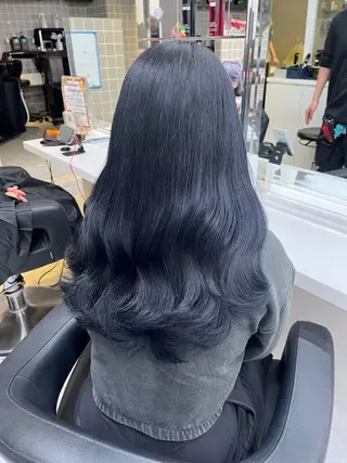 セミロング 寒色＆ブリーチ特化 寒色MiOのヘアスタイル