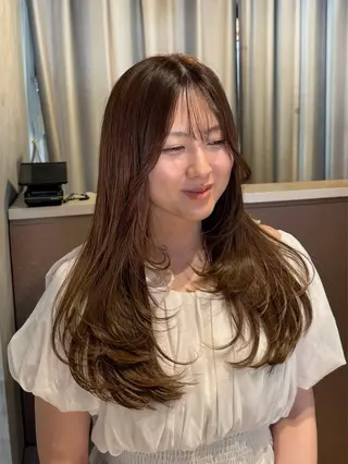 ロング esse大阪茶屋町店所属・レイヤーカット 新井田陽寿のヘアスタイル