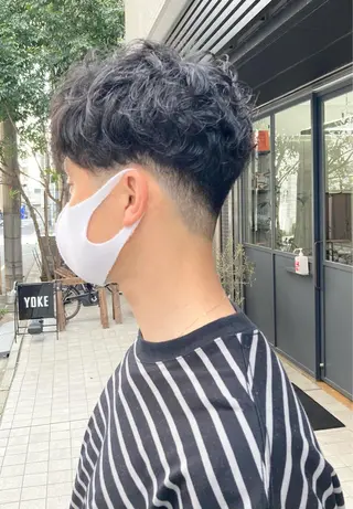 ショート パーマ メンズ 松岡 俊輔のヘアスタイル