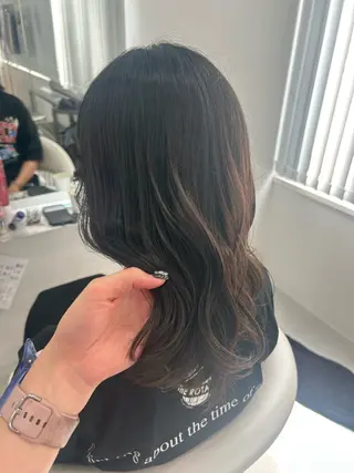 ミディアム あやめ🪽 オリーブ/ハイトーンのヘアスタイル