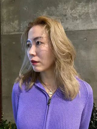 ミディアム カラー 坂入 美帆のヘアスタイル