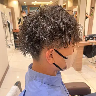 ショート パーマ メンズ ナチュラル暖色カラー 🤎 佐藤栞のヘアスタイル