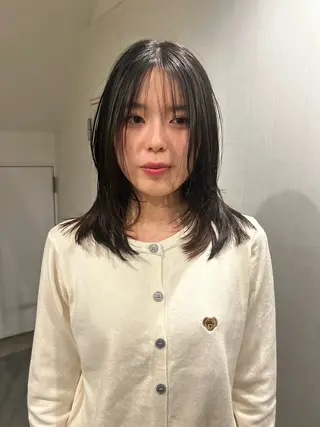 ミディアム hen所属・心斎橋/レイヤー/ ブリーチ/モエのヘアスタイル