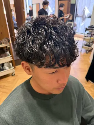ショート パーマ メンズ 溝口 槙里也のヘアスタイル