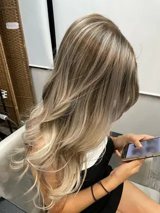 ロング sherry【シェリー】所属・miho 大国町 柔らかいハイトーンのヘアスタイル