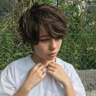 ショート カラー パーマ シンプル+αな デザインを 松崎陸のヘアスタイル