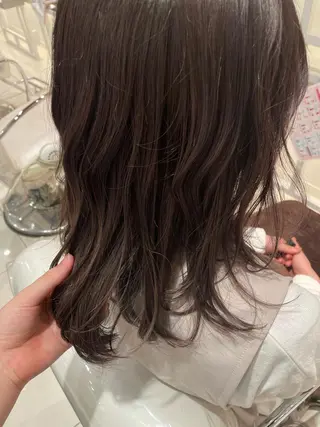 ミディアム カラー BiBi 藪 菜月のヘアスタイル