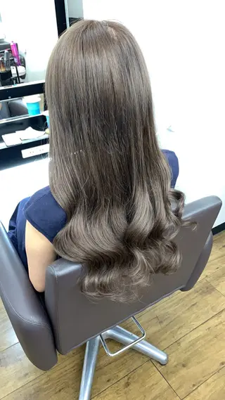 ロング 奥本 侑 ハイトーン、髪質改善のヘアスタイル