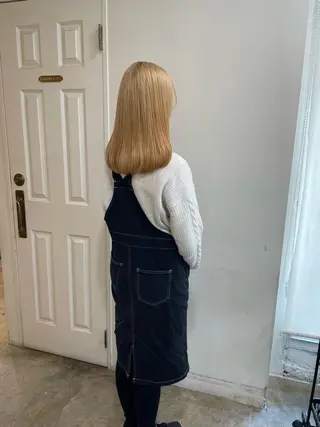 ミディアム カラー MIOベージュカラー 柔らかいカラーのヘアスタイル