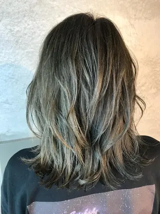 ミディアム ヤマダ ショウコのヘアスタイル