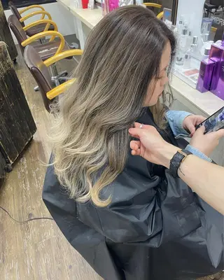 セミロング カラー ヒカ/外国人風 デザインカラーのヘアスタイル