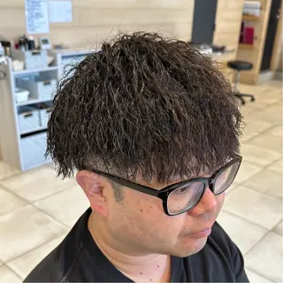 ショート パーマ メンズ メンズ特化　パーマ メッシュハイライトのヘアスタイル