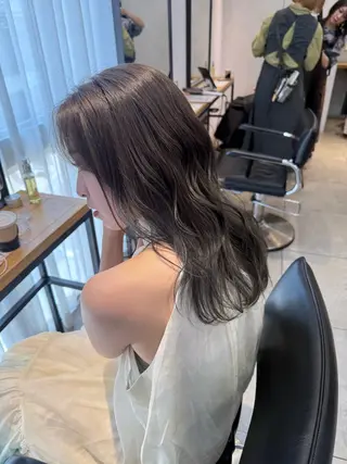 セミロング カラー ミルクティー× グレージュMOMOのヘアスタイル