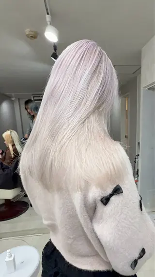 ロング 前髪カット🩶レイヤ ー🩶ハイトーン🩶のヘアスタイル