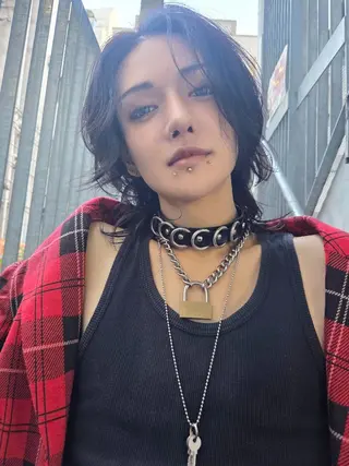 メンズ メンズ ヘアメイク ハイトーン キャロのヘアスタイル