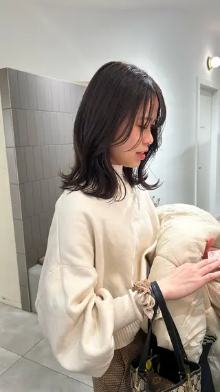 ミディアム カラー オリーブベージュ/ ブリーチなし透明感のヘアスタイル