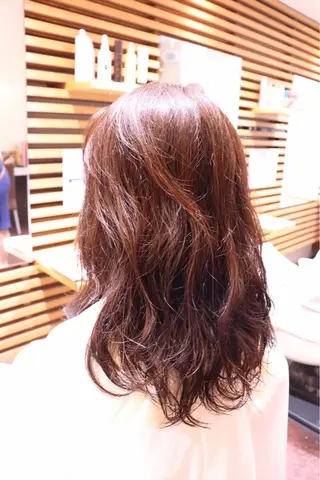 ミディアム カラー パーマ 小川 美香のヘアスタイル