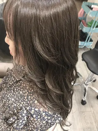 カラー 嶋村夏実🌼レイヤー 🌸白髪ぼかしのヘアスタイル