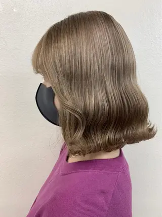 カラー ミルクティーカラー イイサカシュンスケのヘアスタイル