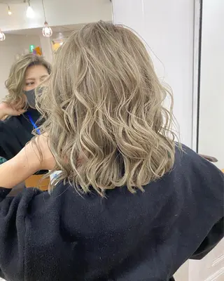 ミディアム カラー ブリーチ特化型✂️ ハイトーンカラー👨のヘアスタイル