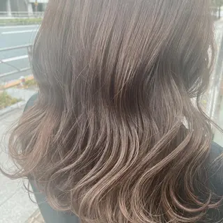 ミディアム カラー アートディレクター 尾内 友美のヘアスタイル