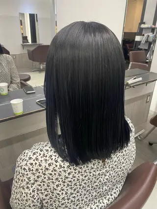 ミディアム noa 寒色系カラーブリーチのヘアスタイル