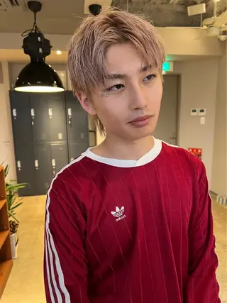 ショート ミルクティーベージュ outaのヘアスタイル