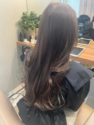 ロング カラー ブリーチなし 寒色カラーのヘアスタイル