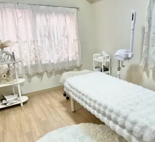 アイブロウ&フェイシャルサロンa‘lm所属・WAX脱毛/肌質改善 眉毛とお肌のサロンのエステ・リラクイメージ