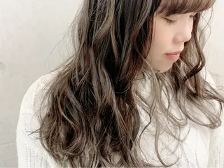 ロング カラー EMANON天神所属・Hitomi Ezakiのヘアスタイル