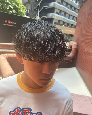 三ノ宮フェザーパーマ 蕃本 啓利のヘアスタイル