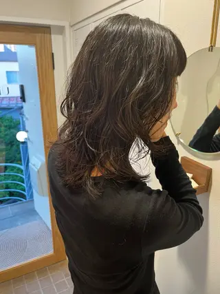 ミディアム パーマ pu+on. nailworks所属・fuyumi / ニュアンスネイルのネイルデザイン