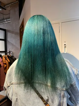 ロング カラー/ブリーチ 岸谷真幸のヘアスタイル
