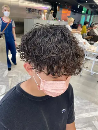 ショート パーマ メンズ ﾎｯﾄﾍﾟｯﾊﾟｰ に移行中【かな】のヘアスタイル