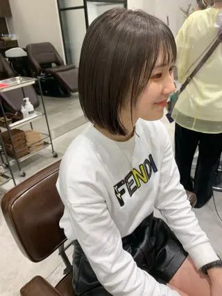 ミディアム オリーブベージュ/ ブリーチなし透明感のヘアスタイル