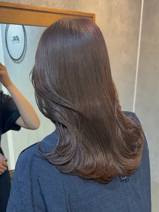 ミディアム 透明ベージュカラー/ たっぷりレイヤーのヘアスタイル