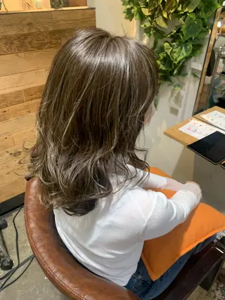 セミロング カラー ハイライト✨髪質改善 TAKAさんです😊のヘアスタイル