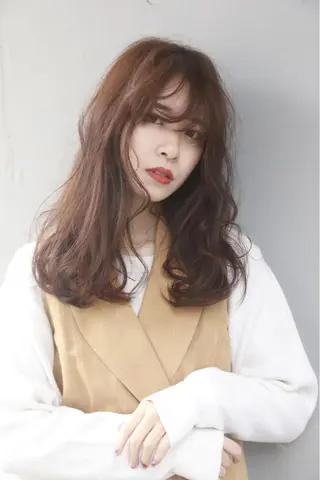 セミロング 🎨インナーカラー が得意👍新垣⚜️のヘアスタイル